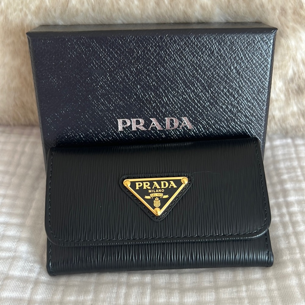 New never been used Authentic  Prada key holder 🔥